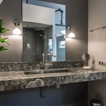 Luxe Suite, Near Station & Free Wifi
