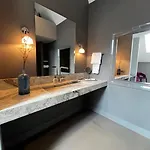 Luxe Suite, Near Station & Free Wifi * Oss