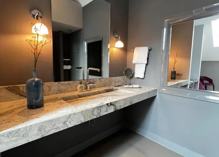 Luxe Suite, Near Station & Free Wifi * Oss