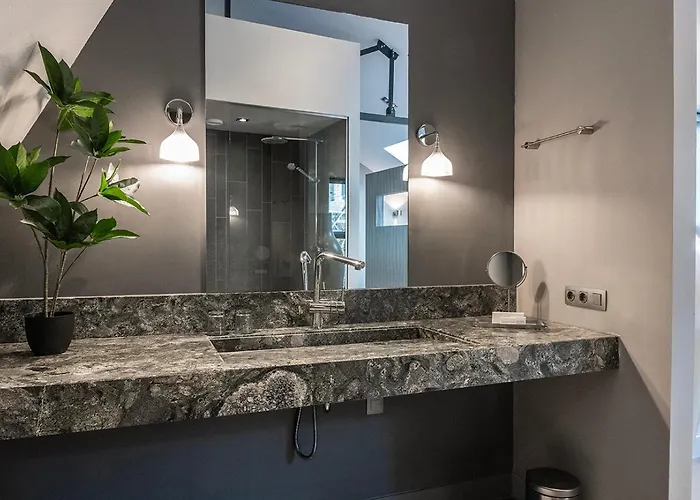 Luxe Suite, Near Station & Free Wifi